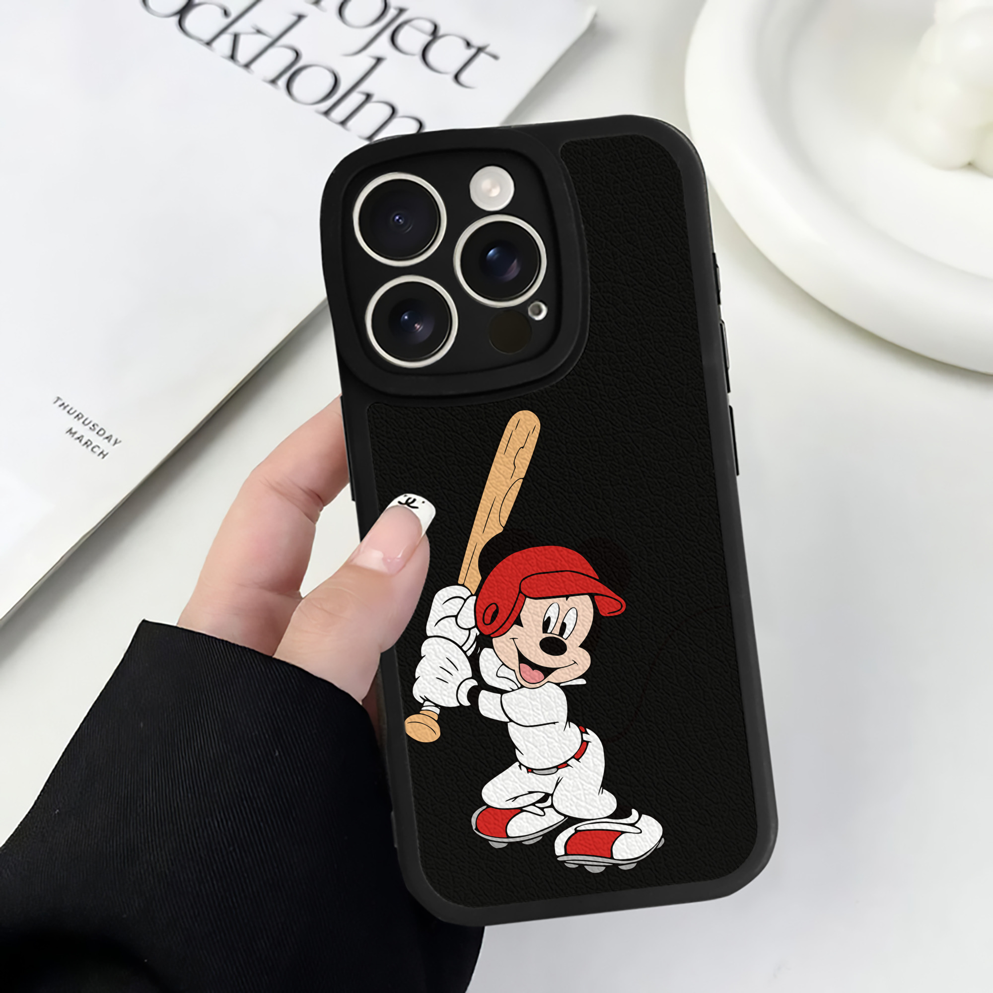 （画像用） ミッキーマウス Mickey Mouse 【iPhone 16シリーズ対応】シリコンスマホケース（レザー調） 材質：シリコン